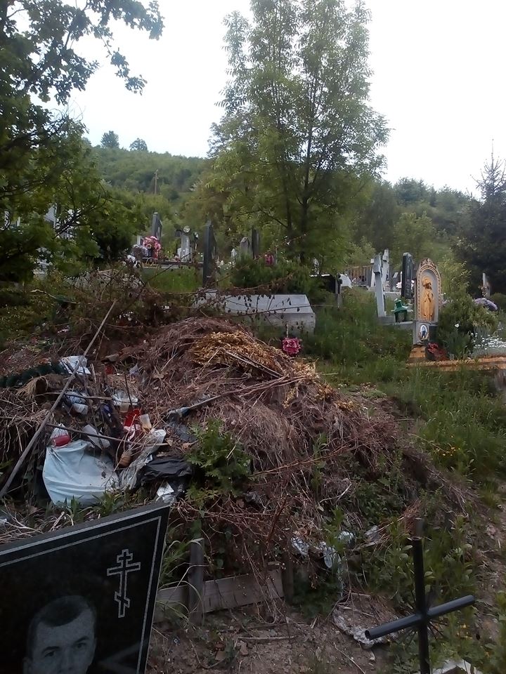 Гори сміття на гірському кладовищі: цвинтар у Рахові завалило сміттям (ФОТО)