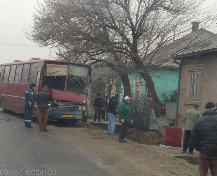 Автобус "Ужгород-Чернівці" потрапив в ДТП, врізався в дерево (ФОТО+ВІДЕО)